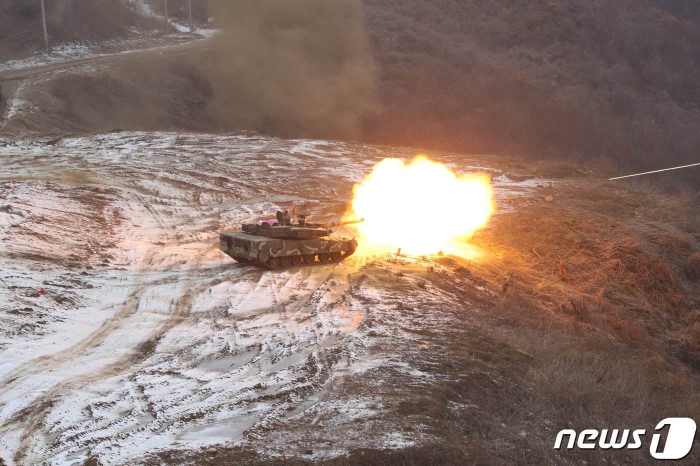 육군. 2기갑여단이 경기도 파주 무건리훈련장에서 K1A2전차 기동 및 사격훈련을 하고 있다. &#40;육군 제공&#41; 2024.1.2/뉴스1