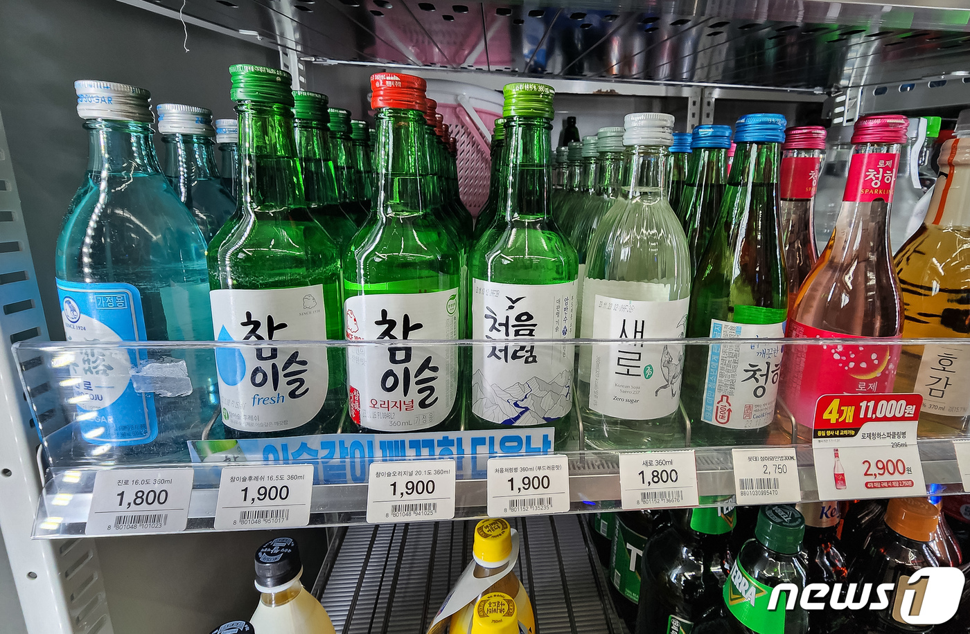 (서울=뉴스1) 유승관 기자 = 2일 서울시내 한 편의점에 소주가 진열돼 있다.정부가 새해부터 국산 증류주 과세 방식에 기준판매비율을 도입함에 따라 소주 출고가 인하로 GS25·C …