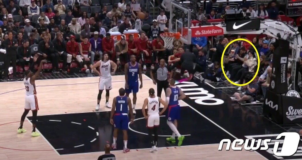 본문 이미지 - 이 사장이 휴대전화로 촬영하는 모습과 임군이 음식을 건네받는 장면. (유튜브 갈무리)