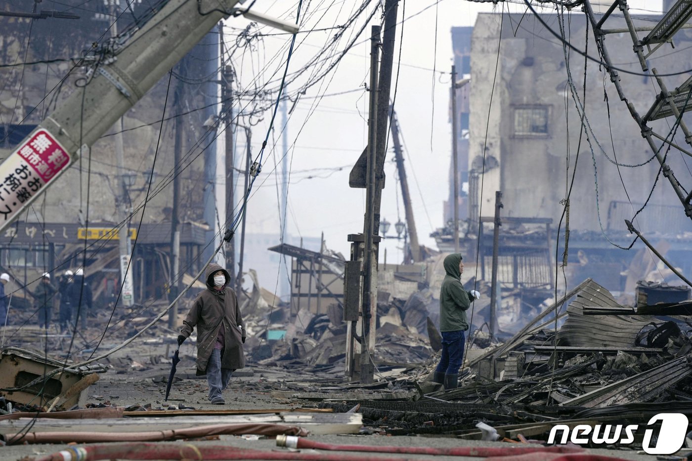 전날 발생한 7.6 규모의 강진으로 2일 일본 이시카와현 와지마 지역의 도로와 건물, 전봇대 등이 붕괴돼 아수라장이 된 모습. 2024.01.02 ⓒ 로이터=뉴스1 ⓒ News1 정지윤 기자