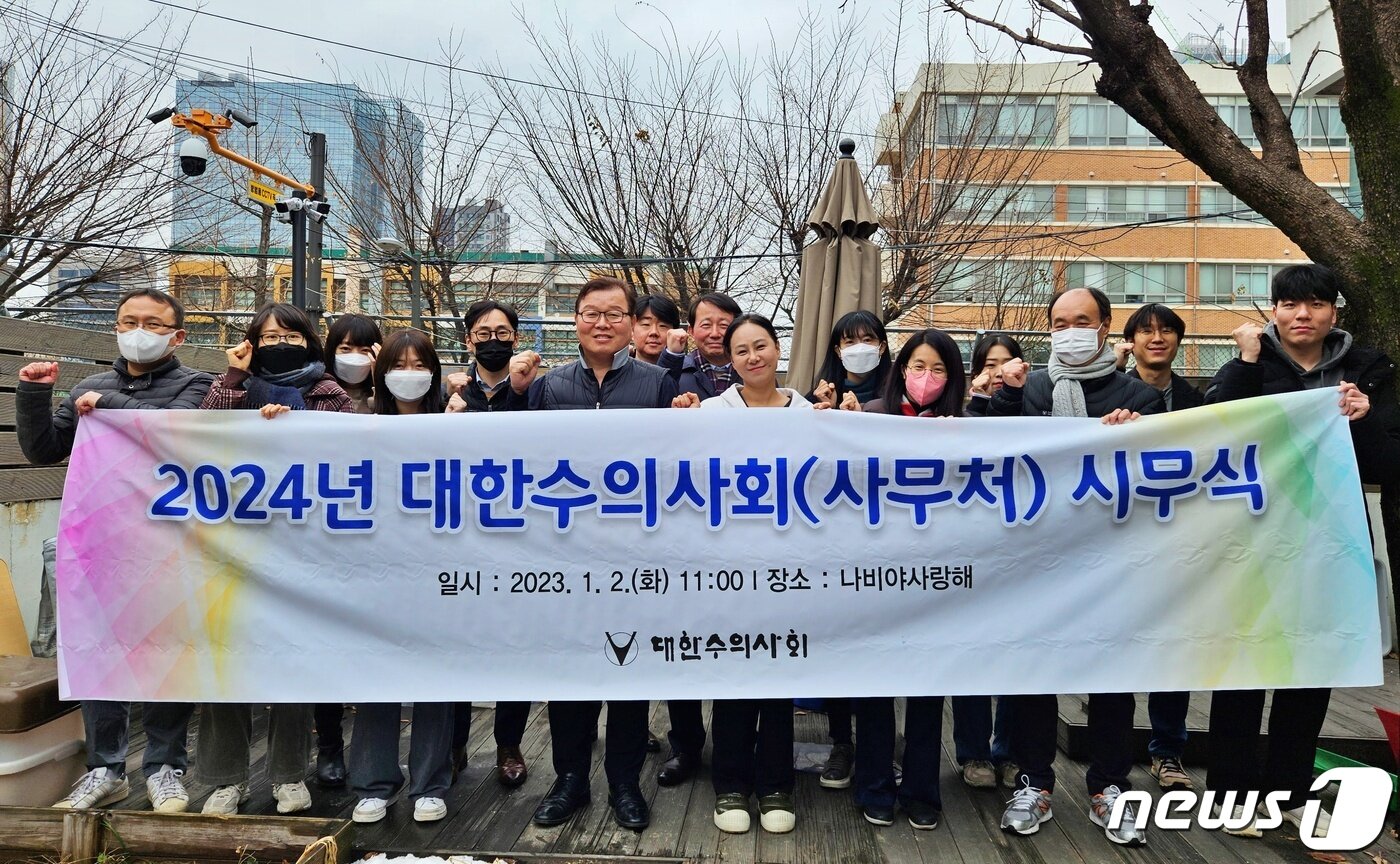본문 이미지 - 대한수의사회 임직원들은 2일 서울 나비야사랑해 보호소에서 시무식 겸 봉사활동을 진행했다. ⓒ 뉴스1 최서윤 기자
