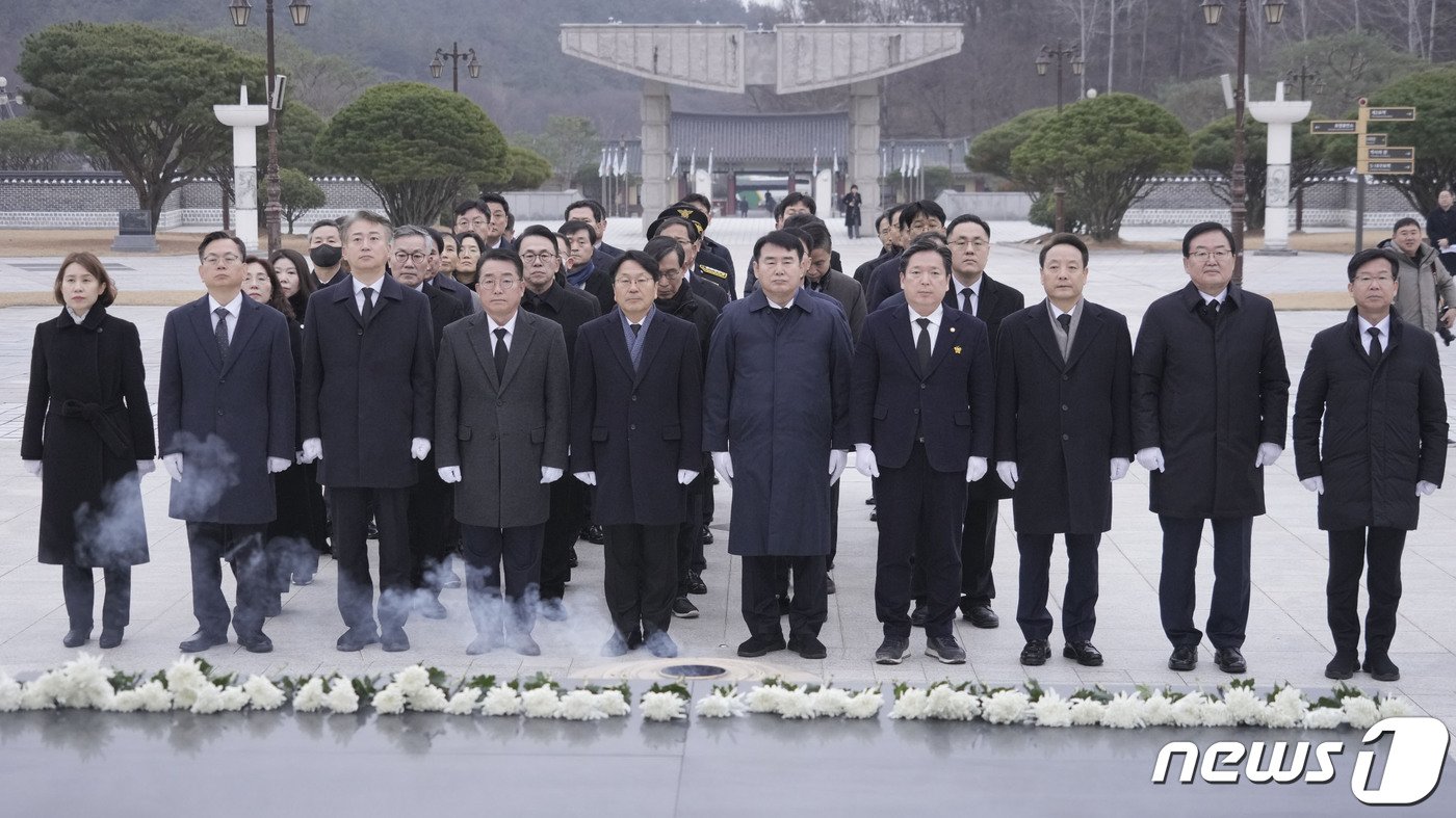 강기정 광주광역시장이 2024년 갑진년 새해를 맞아 2일 오전 북구 운정동 국립5·18민주묘지를 찾아 정무창 광주시의회 의장, 이정선 광주시교육감, 5개 구청장 등과 합동 참배를 위해 묘역에 들어서고 있다&#40;광주시 제공&#41; 2024.01.02/뉴스1