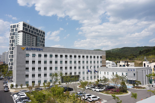 울산 주택서 70대 어머니 숨지고 50대 아들 중상…경찰 수사