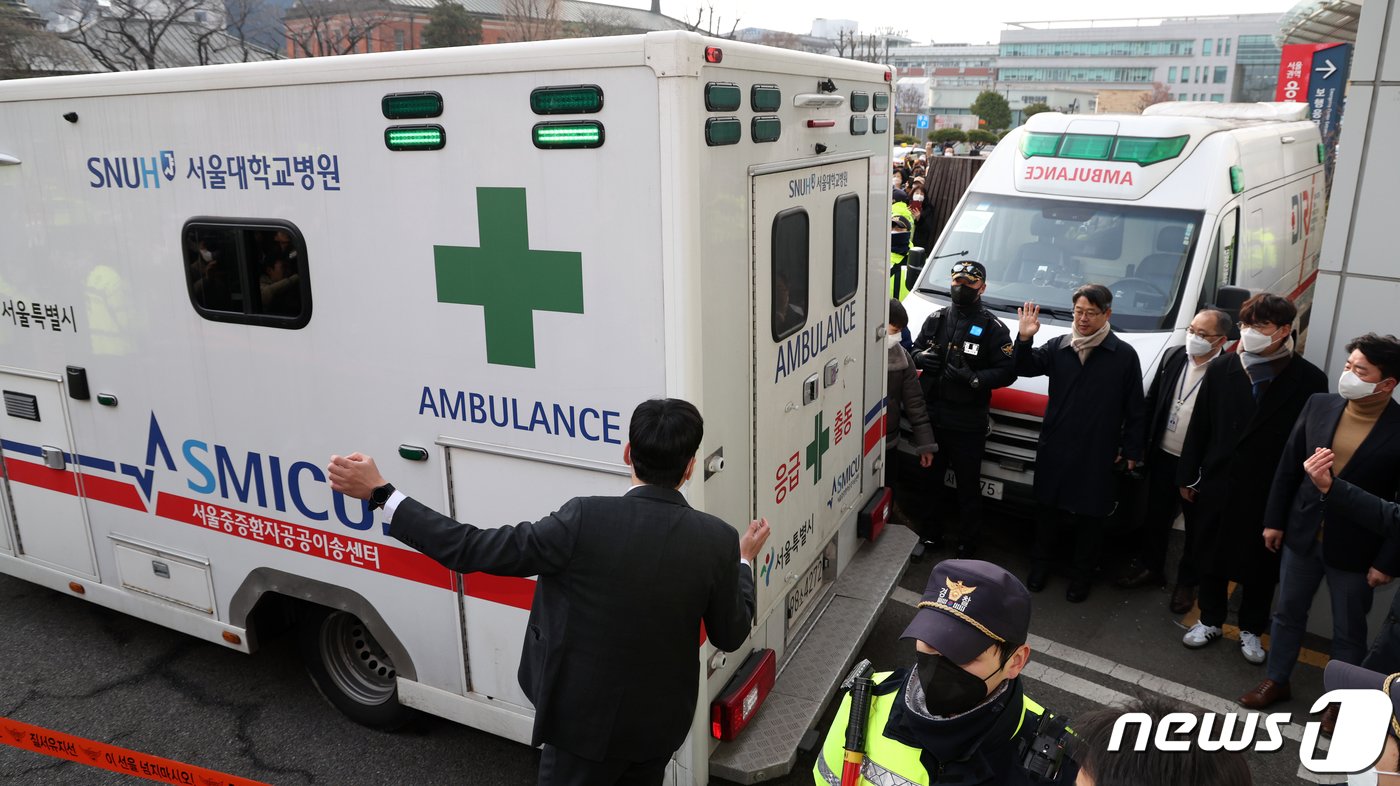 부산에서 신원 미상 남성에게 피습을 당한 이재명 더불어민주당 대표가 2일 오후 서울 종로구 서울대병원에 도착해 이송되고 있다. 2024.1.2./뉴스1 ⓒ News1 김명섭 기자