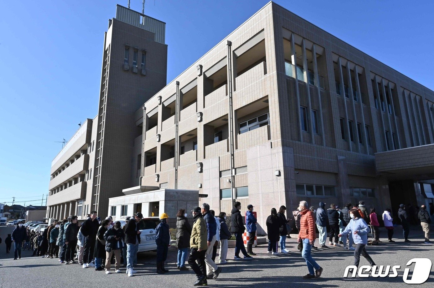 1일 발생한 강진으로 사람들이 비상용 물을 받기 위해 일본 이시카와현의 시카 시청 앞에 길게 줄을 서있다. 2024.01.02 ⓒ AFP=뉴스1 ⓒ News1 정지윤 기자