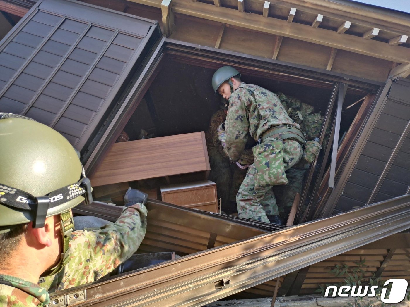 2일 일본 이시카와현 와지마에서 자위대 병력들이 전날 발생한 지진으로 무너진 건물을 수색 중이다. 2024.01.02/ ⓒ 로이터=뉴스1 ⓒ News1 박재하 기자