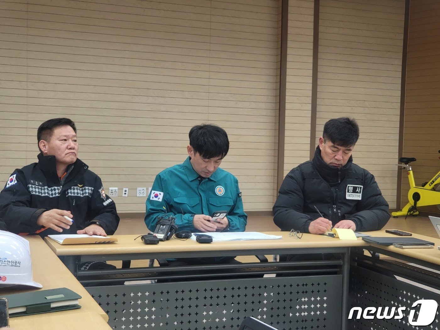 본문 이미지 - 강원 평창경찰서와 평창소방서, 평창군이 2일 오후 평창 용평어울림문화센터에서 ‘용평면 장평리 LPG 가스충전소 폭발사고’에 대한 브리핑을 열고 있다. 2024.1.2/뉴스1 신관호 기자