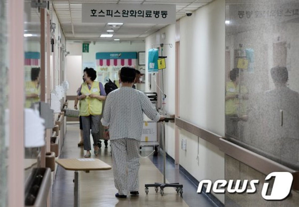 한 병원의 호스피스 완화의료병동에서 환자들이 복도를 오가고 있다. (사진은 기사 내용과 직접적인 관련이 없습니다.) /뉴스1 © News1 민경석 기자
