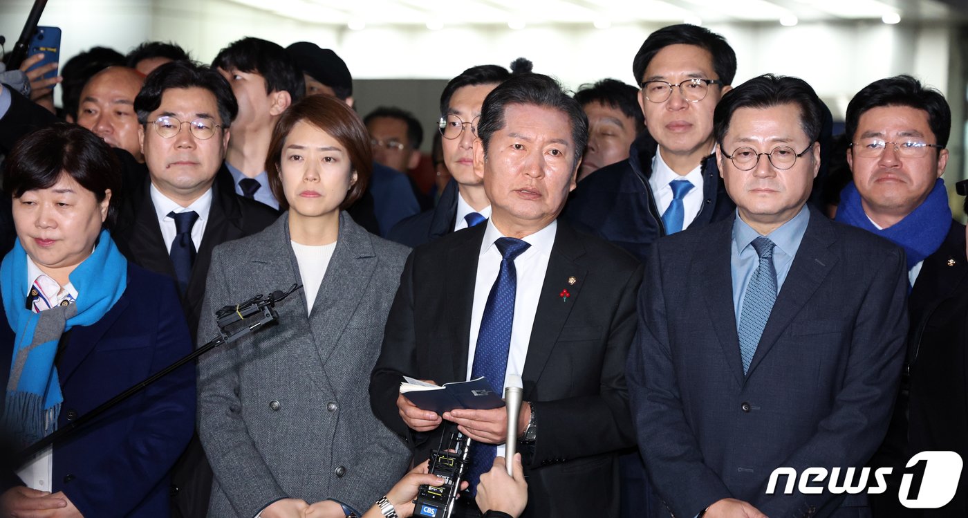 홍익표 더불어민주당 원내대표, 정청래 최고위원 등이 2일 오후 서울 종로구 서울대병원 응급의료센터 앞에서 이재명 당대표 정치적 테러에 대한 긴급 최고위원회의 입장 발표를 하고 있다. 2024.1.2/뉴스1 ⓒ News1 김명섭 기자