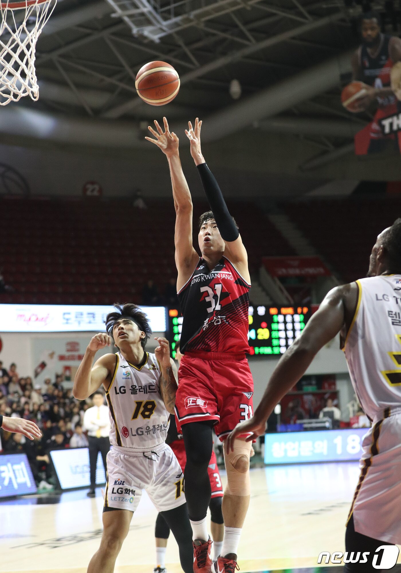 본문 이미지 - 2일 오후 경기 안양시 동안구 안양실내체육관에서 열린 '2023-2024 정관장 프로농구' 안양 정관장 레드부스터스와 창원 LG 세이커스의 경기에서 정관장 정효근이 슛을 하고 있다. 2024.1.2/뉴스1 ⓒ News1 김영운 기자