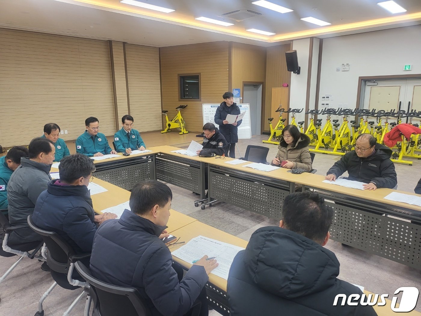 본문 이미지 - 새해 첫날인 1일 오후 강원 평창군 용평면 장평리의 한 가스충전소에서 발생한 폭발사고와 관련 2일 현장 주변인 용평 어울림문화센터에서 유상범 국민의힘 국회의원과 김명선 강원도 행정부지사, 심재국 평창군수 등이 회의를 갖고 있다. 2023.1.2/뉴스1 신관호 기자