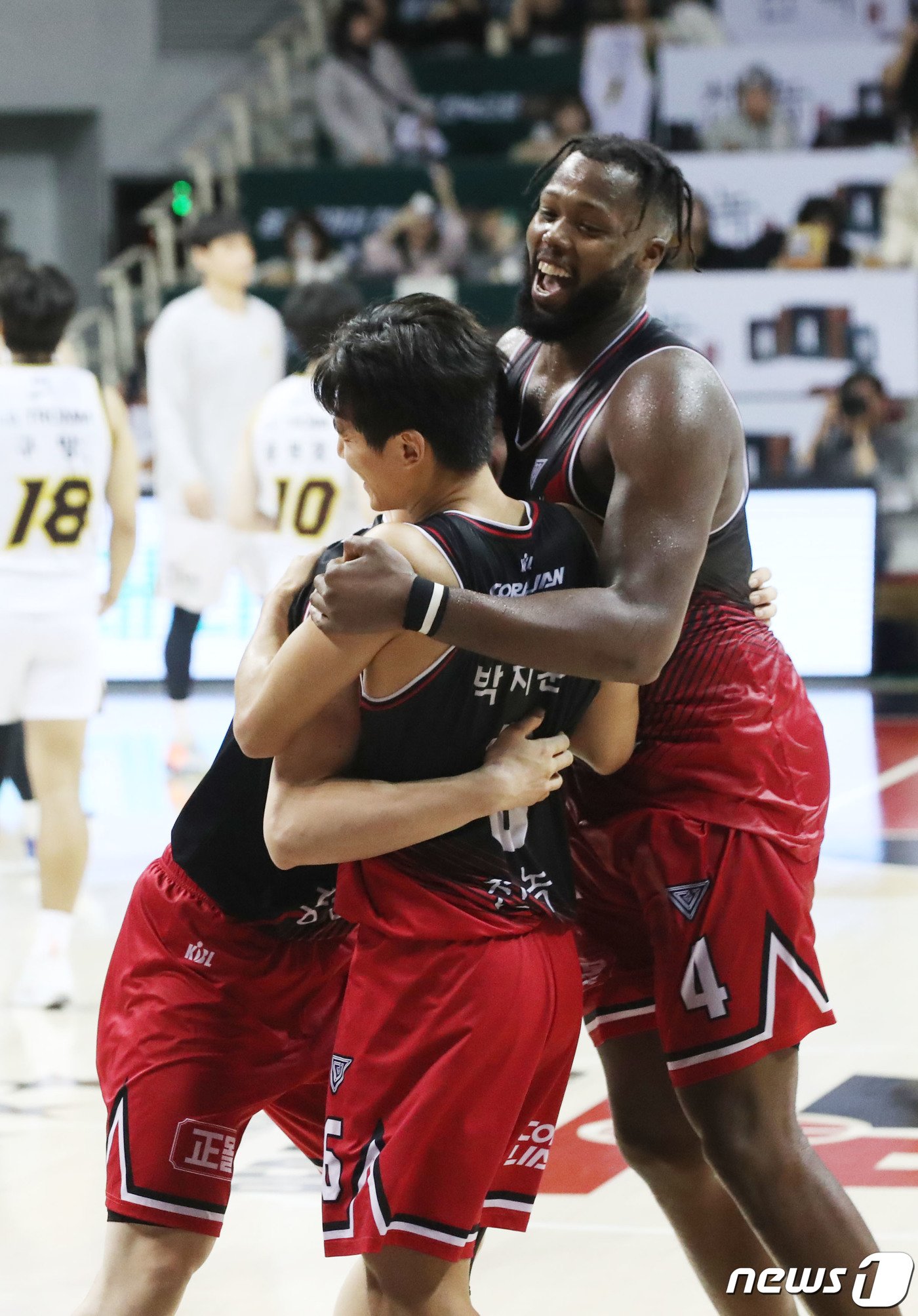 본문 이미지 - 2일 오후 경기 안양시 동안구 안양실내체육관에서 열린 '2023-2024 정관장 프로농구' 안양 정관장 레드부스터스와 창원 LG 세이커스의 경기에서 승리를 거둔 정관장 선수들이 기뻐하고 있다. 이날 경기는 안양 정관장 레드부스터스가 84대80으로 승리했다. 2024.1.2/뉴스1 ⓒ News1 김영운 기자