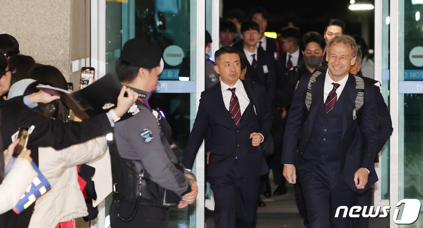 위르겐 클린스만 축구 국가대표팀 감독을 비롯한 선수들이 2일 오후 인천국제공항에서 아시아축구연맹&#40;AFC&#41; 카타르 아시안컵을 앞두고 전지훈련지인 아랍에미리트&#40;UAE&#41; 아부다비로 출국하고 있다. 대표팀은 오는 15일 E조 조별리그 첫 경기인 바레인전을 시작으로 20일 요르단, 25일 말레이시아와 경기를 치른다. 2024.1.2/뉴스1 ⓒ News1 김민지 기자