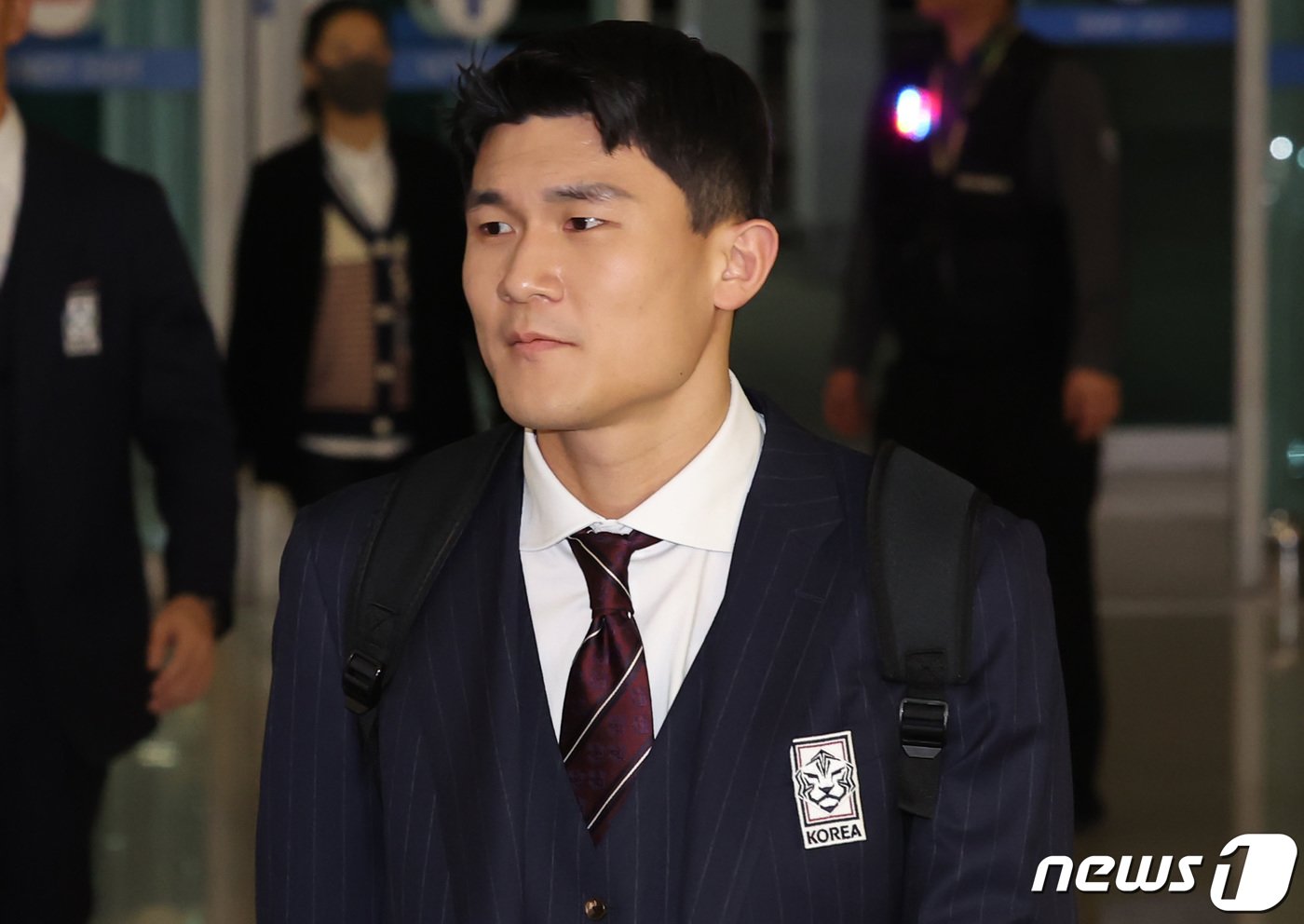 본문 이미지 - 대한민국 축구 국가대표팀 김민재가 2일 오후 인천국제공항에서 아시아축구연맹(AFC) 카타르 아시안컵을 앞두고 전지훈련지인 아랍에미리트(UAE) 아부다비로 출국하고 있다. 위르겐 클린스만 감독이 이끄는 대표팀은 오는 15일 E조 조별리그 첫 경기인 바레인전을 시작으로 20일 요르단, 25일 말레이시아와 경기를 치른다. 2024.1.2/뉴스1 ⓒ News1 김민지 기자