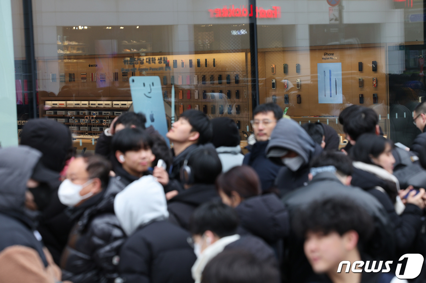 (서울=뉴스1) 장수영 기자 = 20일 오전 서울 마포구 애플스토어 홍대점을 찾은 시민들이 인파를 이루고 있다.애플 홍대점은 아시아태평양 지역에서 100번째, 국내에선 7번째로 오 …