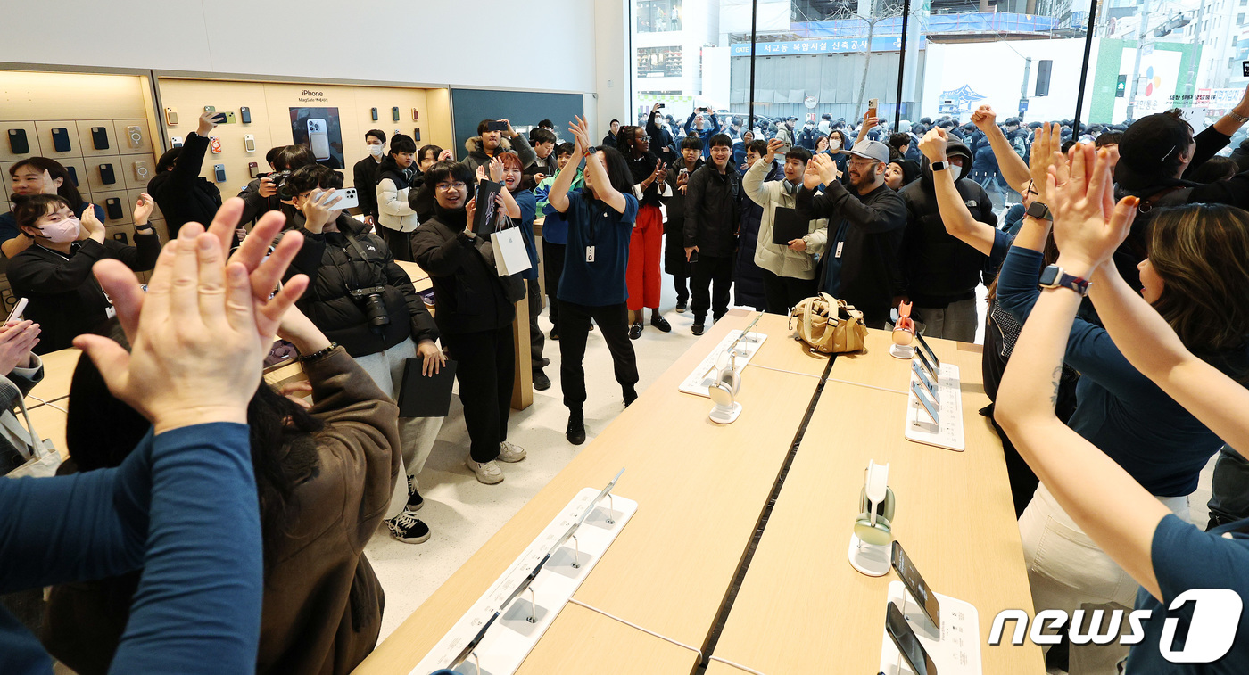 (서울=뉴스1) 장수영 기자 = 20일 오전 서울 마포구 오픈한 '애플 홍대' 매장을 찾은 방문객들이 직원들의 환영 속에 제품을 살펴보고 있다.애플 홍대점은 아시아태평양 지역에서 …