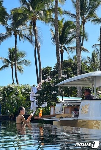 본문 이미지 - 성인 인피니트풀엔 수영을 즐기며 주문할 수 있는 별도의 칵테일바가 있다ⓒ News1 