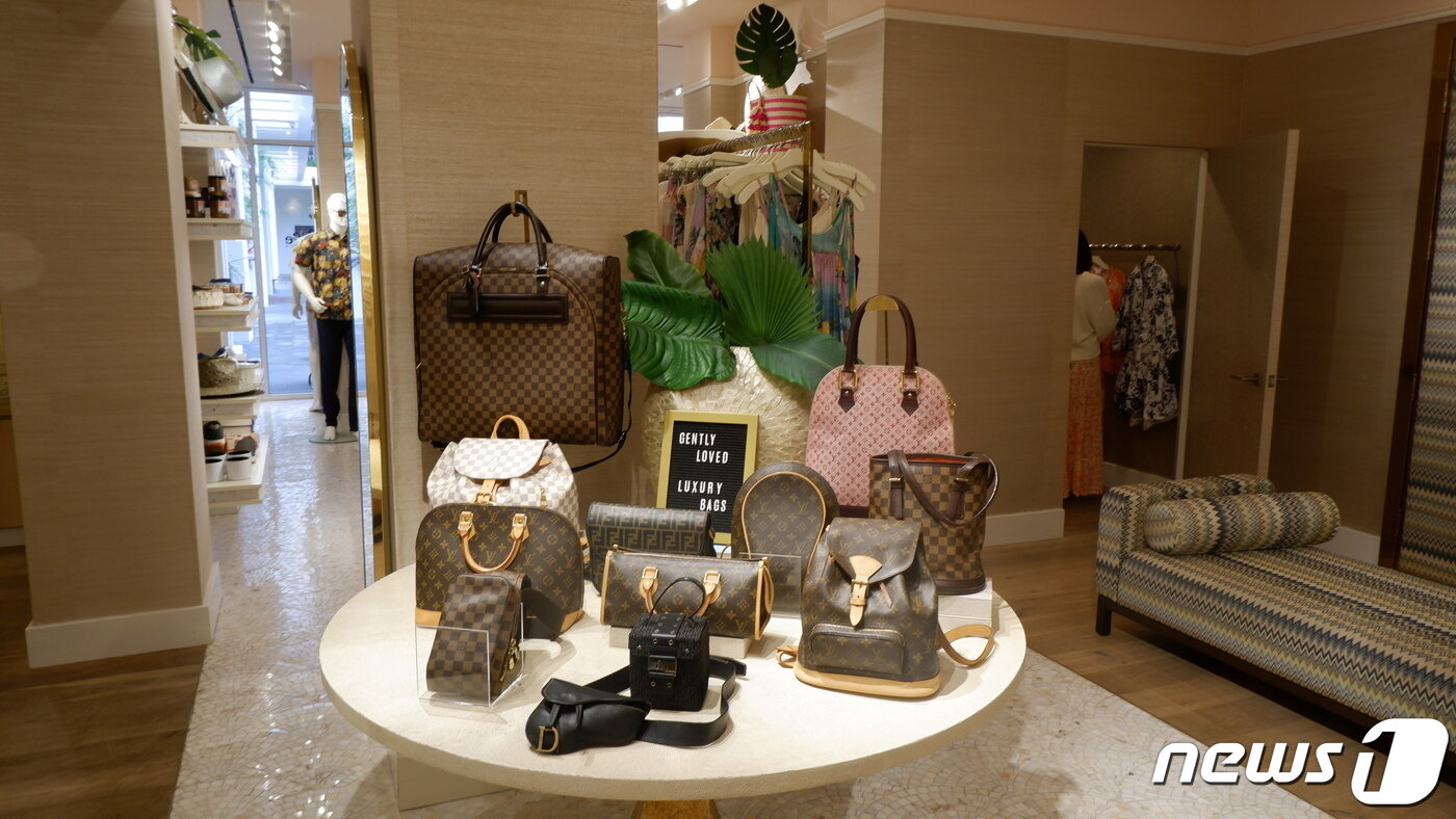 본문 이미지 -  기념품이나 패션 용품을 구매할 수 있는 상점도 다양한 편이다. ⓒ News1 