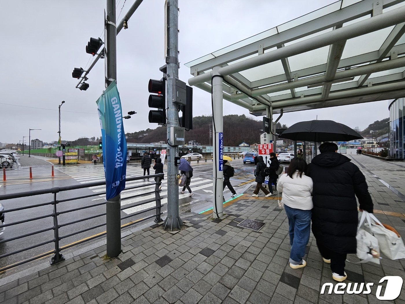 본문 이미지 - 2024 강원 동계청소년올림픽 개막 이틀째인 20일 강릉 KTX 옆 앞에서 관광객들이 길을 건너고 있다. 2024.1.20 한귀섭 기자