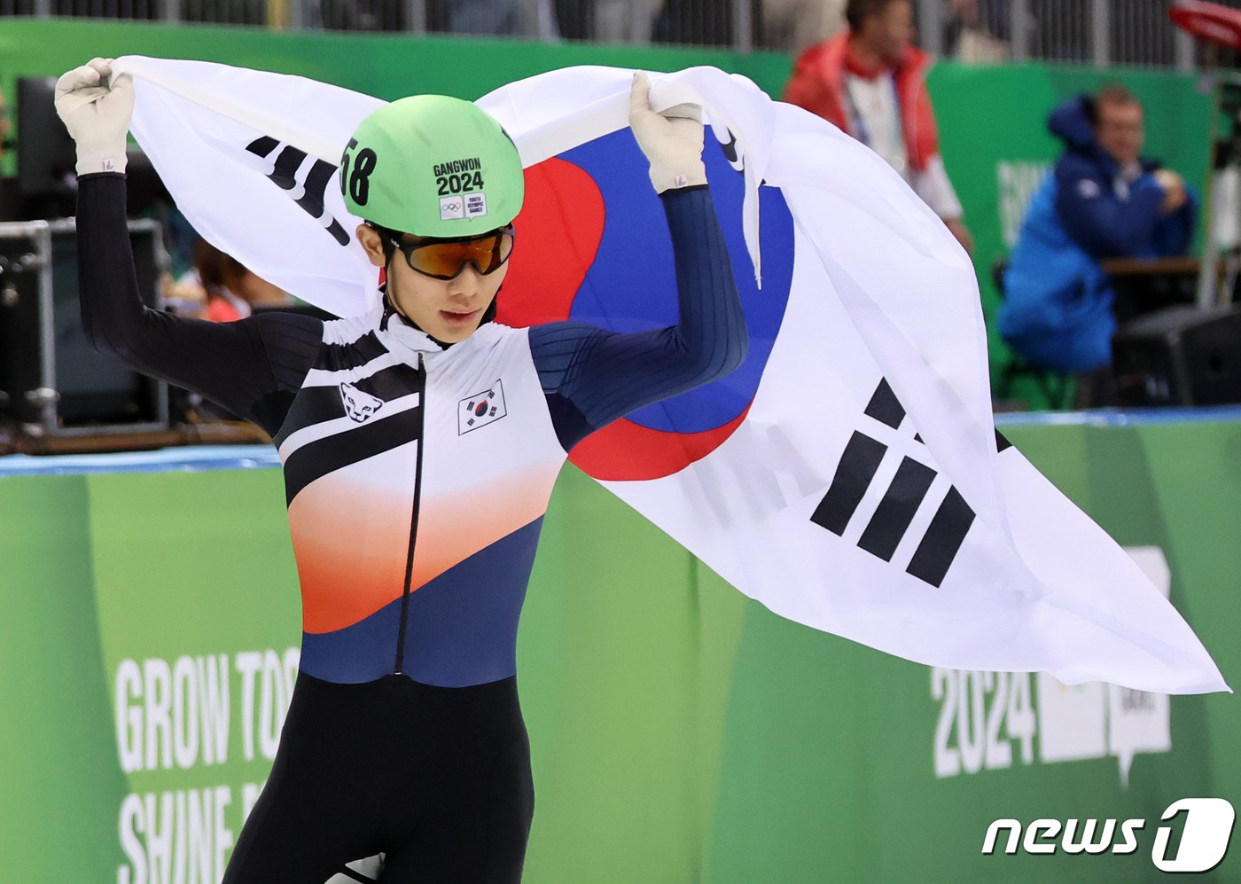 본문 이미지 - 주재희가 20일 강원도 강릉 올림픽파크 강릉아이스아레나에서 열린 2024 강원동계청소년올림픽 남자 쇼트트랙 1500m 결승 경기에서 우승을 차지한 뒤 태극기를 흔들며 환호하고 있다. 2024.1.20/뉴스1 ⓒ News1 김진환 기자