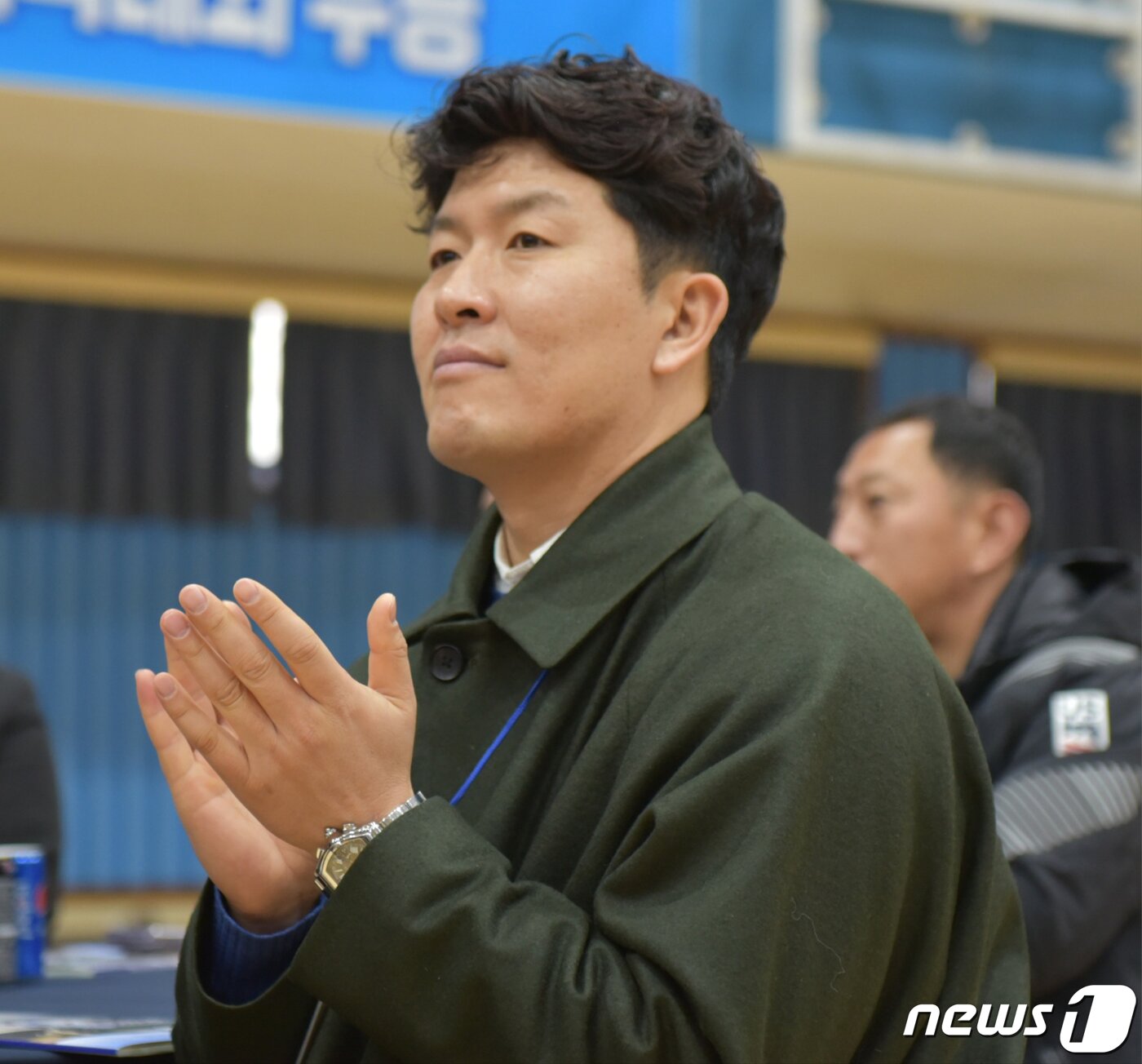 본문 이미지 - 김병현 전 야구선수가 20일 광주 북구 광주제일고등학교 무등관에서 열린 '야구부 100주년 창단 기념식'에서 박수를 치고 있다.2024.1.20/뉴스1 ⓒ News1 김동수 기자