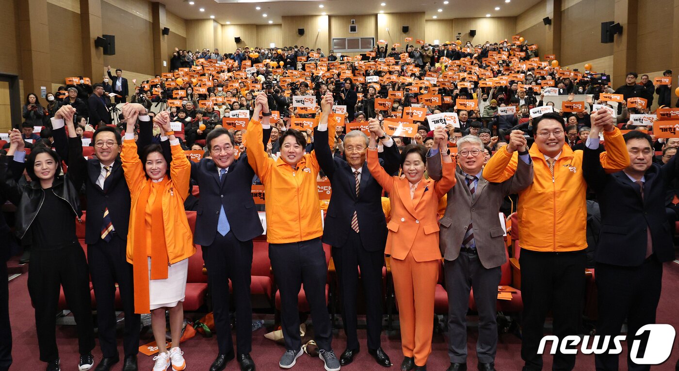 본문 이미지 - 이준석 개혁신당 대표(왼쪽 다섯번째)가 20일 오후 서울 여의도 국회의사당 의원회관에서 열린 개혁신당 창당대회에서 내외빈들과 함께 손을 들어보이고 있다. 2024.1.20/뉴스1 ⓒ News1 장수영 기자