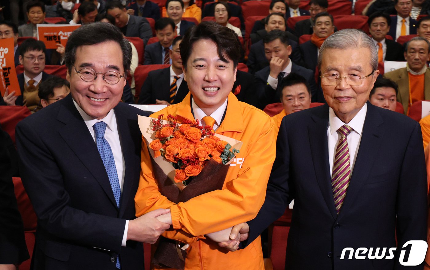 본문 이미지 - 이준석 개혁신당 대표(가운데)가 20일 오후 서울 여의도 국회의사당 의원회관에서 열린 개혁신당 창당대회에서 이낙연 전 더불어민주당 대표(왼쪽), 김종인 전 국민의힘 비상대책위원장과 손을 잡고 있다. 2024.1.20/뉴스1 ⓒ News1 장수영 기자