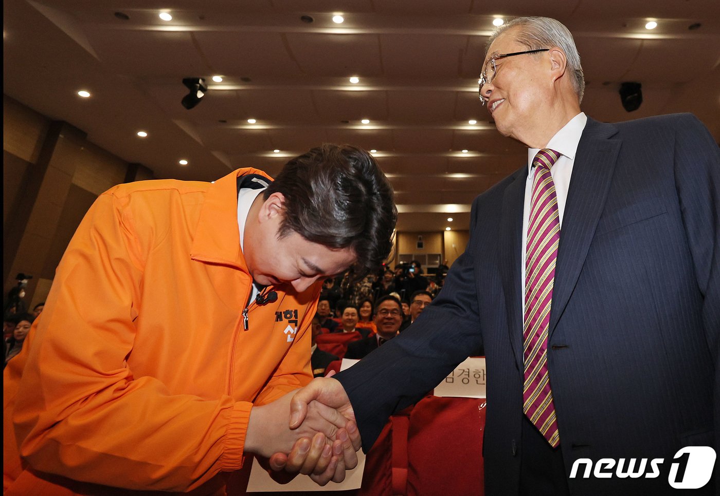 본문 이미지 - 이준석 개혁신당 대표가 20일 오후 서울 여의도 국회의사당 의원회관에서 열린 개혁신당 창당대회에서 김종인 전 국민의힘 비상대책위원장과 손을 잡고 있다. 2024.1.20/뉴스1 ⓒ News1 장수영 기자