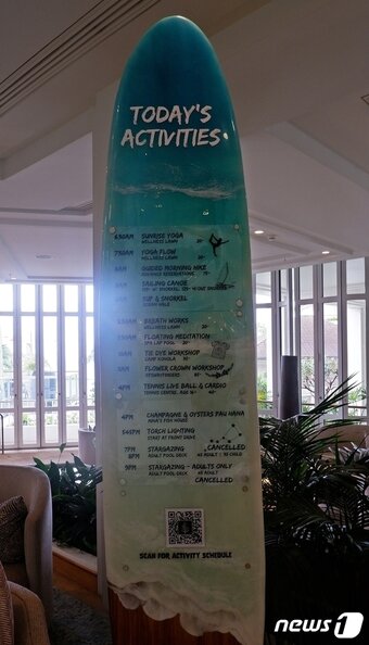 본문 이미지 - 오늘의 활동을 공지하는 로비의 서핑 보드로 이뤄진 안내판ⓒ News1 