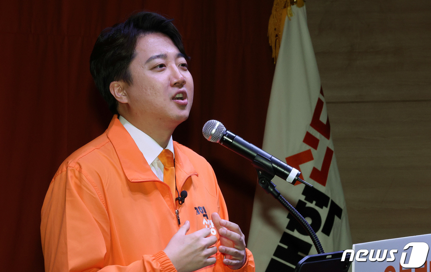 (서울=뉴스1) 장수영 기자 = 이준석 개혁신당 대표가 20일 오후 서울 여의도 국회의사당 의원회관에서 열린 개혁신당 창당대회에서 당대표 수락연설을 하고 있다. 2024.1.20/ …