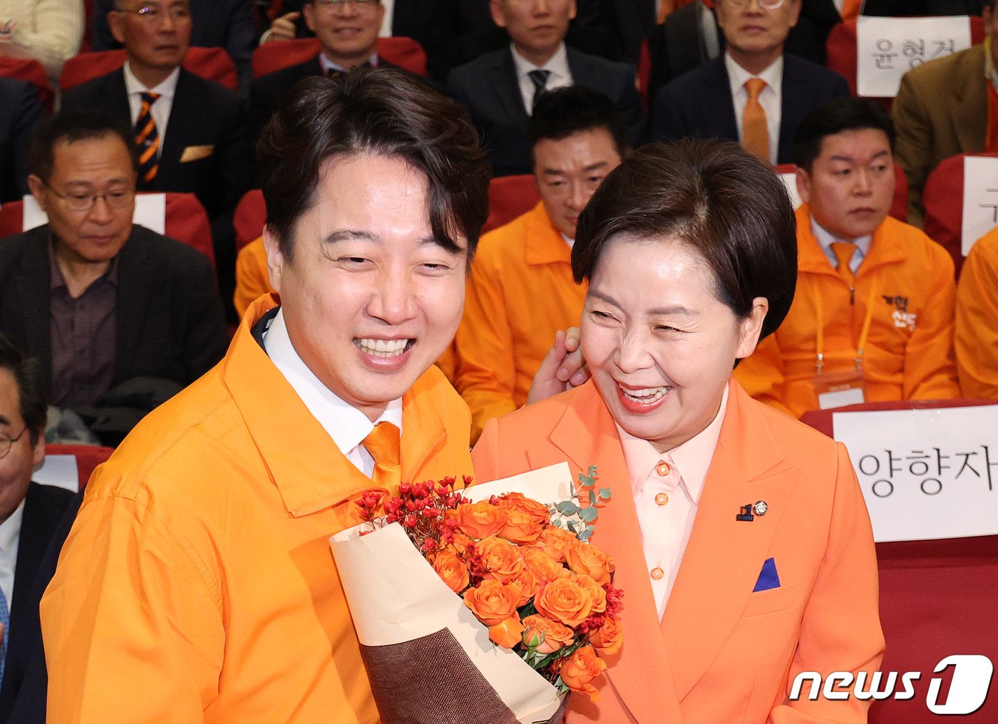본문 이미지 - 이준석 개혁신당 대표가 20일 오후 서울 여의도 국회의사당 의원회관에서 열린 개혁신당 창당대회에서 양향자 한국의희망 대표로 부터 축하를 받고 있다. 2024.1.20/뉴스1 ⓒ News1 장수영 기자