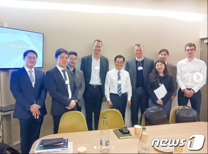 본문 이미지 - 김동연 경기도지사가 20일 자신의 인스타그램에 올린 글에서 "다보스포럼 마지막 날은 전 세계의 경제지도자, 유니콘 기업들과 함께 했다. 경기도로 오면 확실하게 지원하겠다"고 밝혔다.(김동연 지사 인스타그램 캡처)