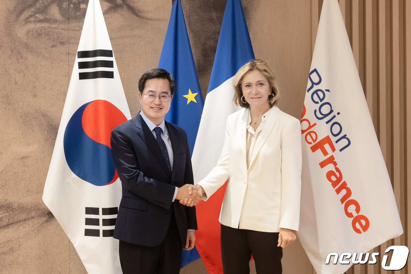 본문 이미지 - 김동연 경기도지사가 현지시각 19일 오전 프랑스 일드프랑스 주청사에서 발레리 페크레스 주지사를 만나 조찬을 함께하며 스타트업, 기후변화, 첨단산업, 청년교류 등 확대 방안을 논의했다.(경기도 제공)