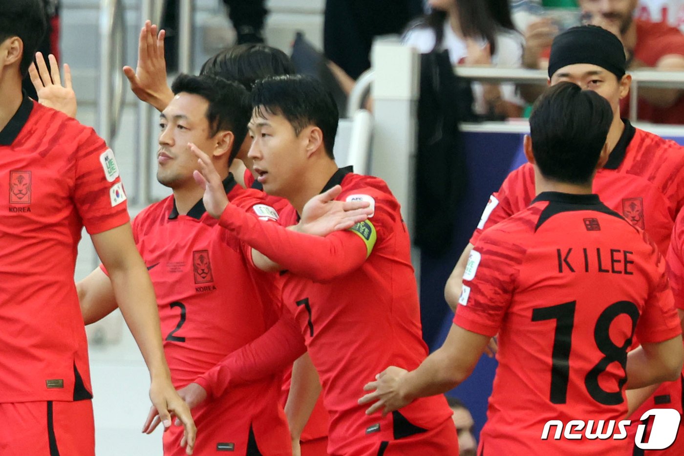 대한민국 축구대표팀 손흥민이 20일&#40;현지시간&#41; 카타르 도하 알투마마 스타디움에서 열린 2023 아시아축구연맹&#40;AFC&#41; 카타르 아시안컵 조별리그 E조 조별리그 2차전 요르단과 대한민국의 경기에서 페널티킥을 성공한 후 동료 선수들과 하이파이브를 하고 있다. 2024.1.20/뉴스1 ⓒ News1 김성진 기자