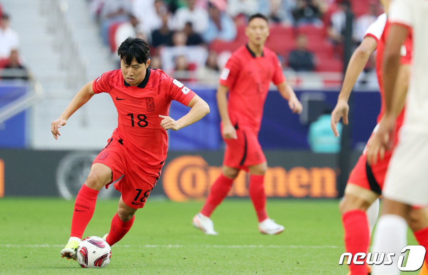 대한민국 축구대표팀 이강인이 20일&#40;현지시간&#41; 카타르 도하 알투마마 스타디움에서 열린 2023 아시아축구연맹&#40;AFC&#41; 카타르 아시안컵 조별리그 E조 조별리그 2차전 요르단과 대한민국의 경기에서 요르단 알 마르디를 돌파하고 있다. 2024.1.20/뉴스1 ⓒ News1 김성진 기자