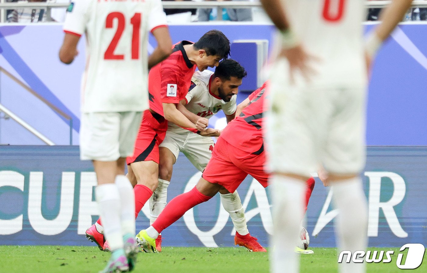 대한민국 축구대표팀 김민재가 20일&#40;현지시간&#41; 카타르 도하 알투마마 스타디움에서 열린 2023 아시아축구연맹&#40;AFC&#41; 카타르 아시안컵 조별리그 E조 조별리그 2차전 요르단과 대한민국의 경기에서 수비하고 있다. 2024.1.20/뉴스1 ⓒ News1 김성진 기자