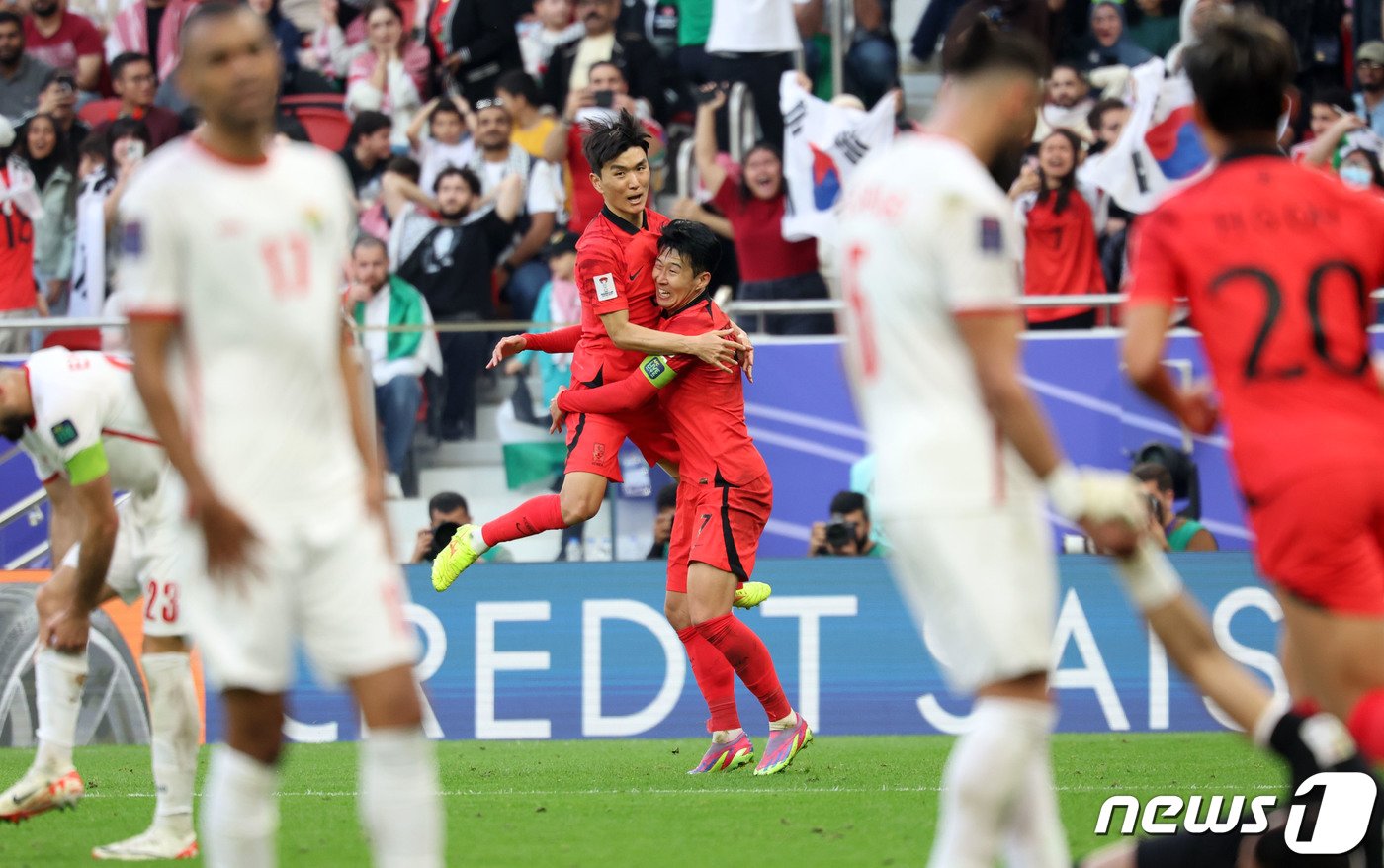 대한민국 축구대표팀 황인범이 20일&#40;현지시간&#41; 카타르 도하 알투마마 스타디움에서 열린 2023 아시아축구연맹&#40;AFC&#41; 카타르 아시안컵 조별리그 E조 조별리그 2차전 요르단과 대한민국의 경기에서 후반 추가시간 극적인 동점골을 기록한 후 손흥민과 포옹하고 있다. 2024.1.20/뉴스1 ⓒ News1 김성진 기자