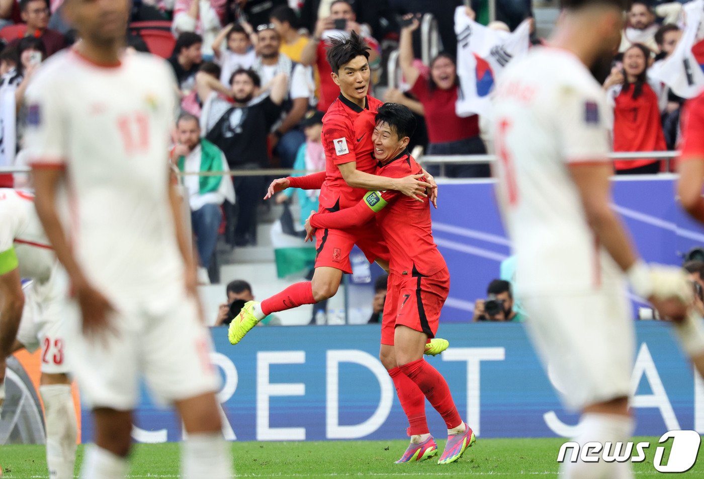 대한민국 축구대표팀 황인범이 20일&#40;현지시간&#41; 카타르 도하 알투마마 스타디움에서 열린 2023 아시아축구연맹&#40;AFC&#41; 카타르 아시안컵 조별리그 E조 조별리그 2차전 요르단과 대한민국의 경기에서 후반 추가시간 극적인 동점골을 기록한 후 손흥민과 포옹하고 있다. 2024.1.20/뉴스1 ⓒ News1 김성진 기자