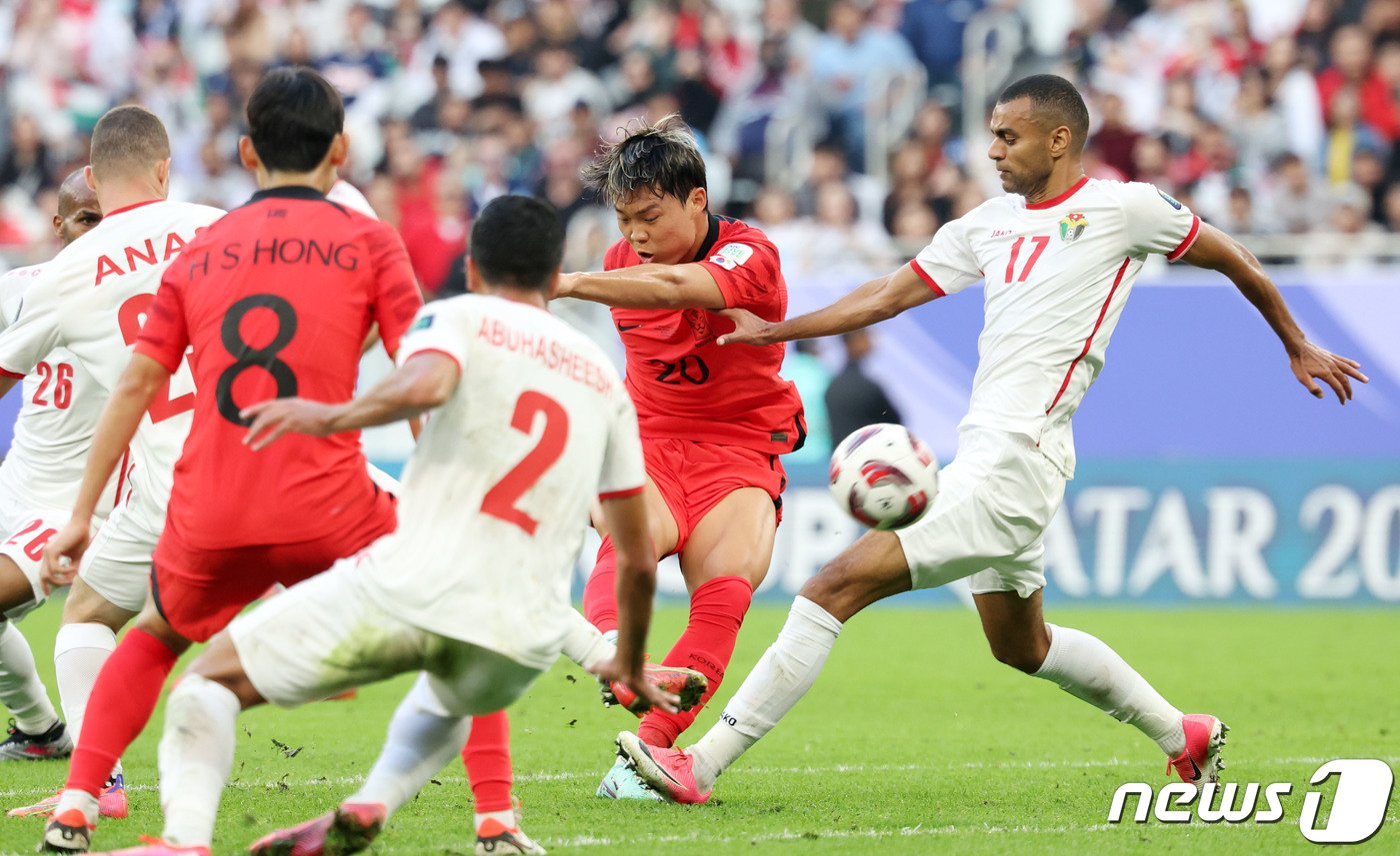 본문 이미지 - 대한민국 축구대표팀 오현규가 20일(현지시간) 카타르 도하 알투마마 스타디움에서 열린 2023 아시아축구연맹(AFC) 카타르 아시안컵 조별리그 E조 조별리그 2차전 요르단과 대한민국의 경기에서 슈팅을 때리고 있다. 2024.1.20/뉴스1 ⓒ News1 김성진 기자