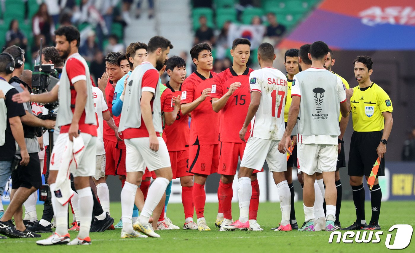 대한민국 축구대표팀 선수들이 20일&#40;현지시간&#41; 카타르 도하 알투마마 스타디움에서 열린 2023 아시아축구연맹&#40;AFC&#41; 카타르 아시안컵 조별리그 E조 조별리그 2차전 요르단과 대한민국의 경기에서 2-2 무승부를 기록한 후 요르단 선수들과 인사하고 있다. 2024.1.20/뉴스1 ⓒ News1 김성진 기자