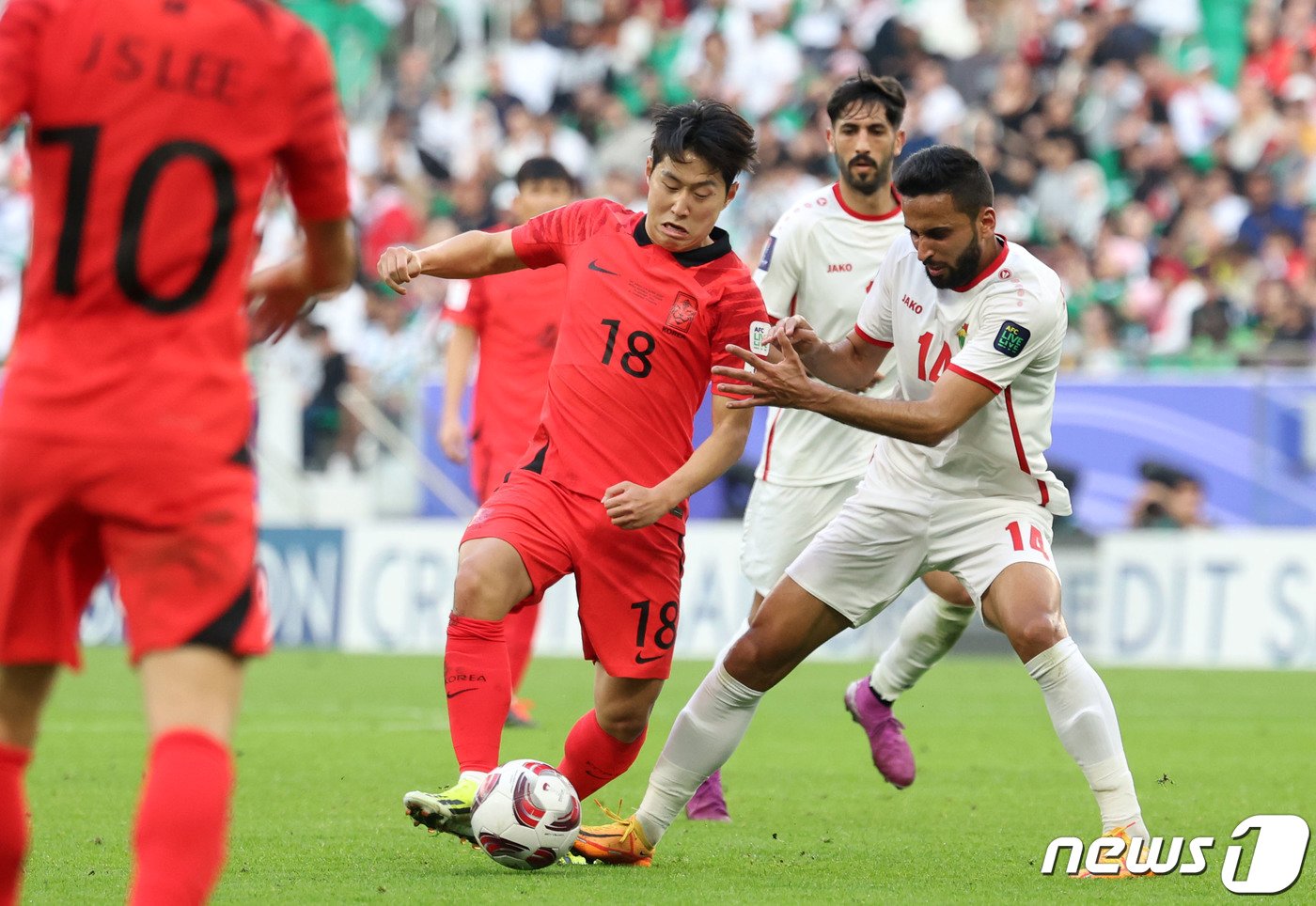 본문 이미지 - 대한민국 축구대표팀 이강인이 20일(현지시간) 카타르 도하 알투마마 스타디움에서 열린 2023 아시아축구연맹(AFC) 카타르 아시안컵 조별리그 E조 조별리그 2차전 요르단과 대한민국의 경기에서 돌파하고 있다. 2024.1.20/뉴스1 ⓒ News1 김성진 기자