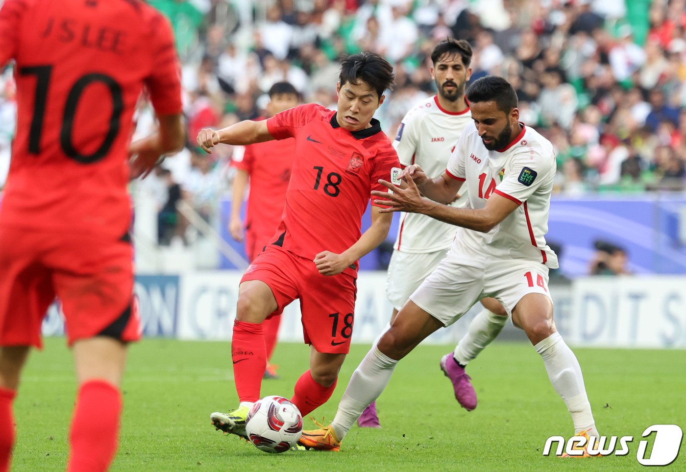 대한민국 축구대표팀 이강인이 20일&#40;현지시간&#41; 카타르 도하 알투마마 스타디움에서 열린 2023 아시아축구연맹&#40;AFC&#41; 카타르 아시안컵 조별리그 E조 조별리그 2차전 요르단과 대한민국의 경기에서 돌파하고 있다. 2024.1.20/뉴스1 ⓒ News1 김성진 기자