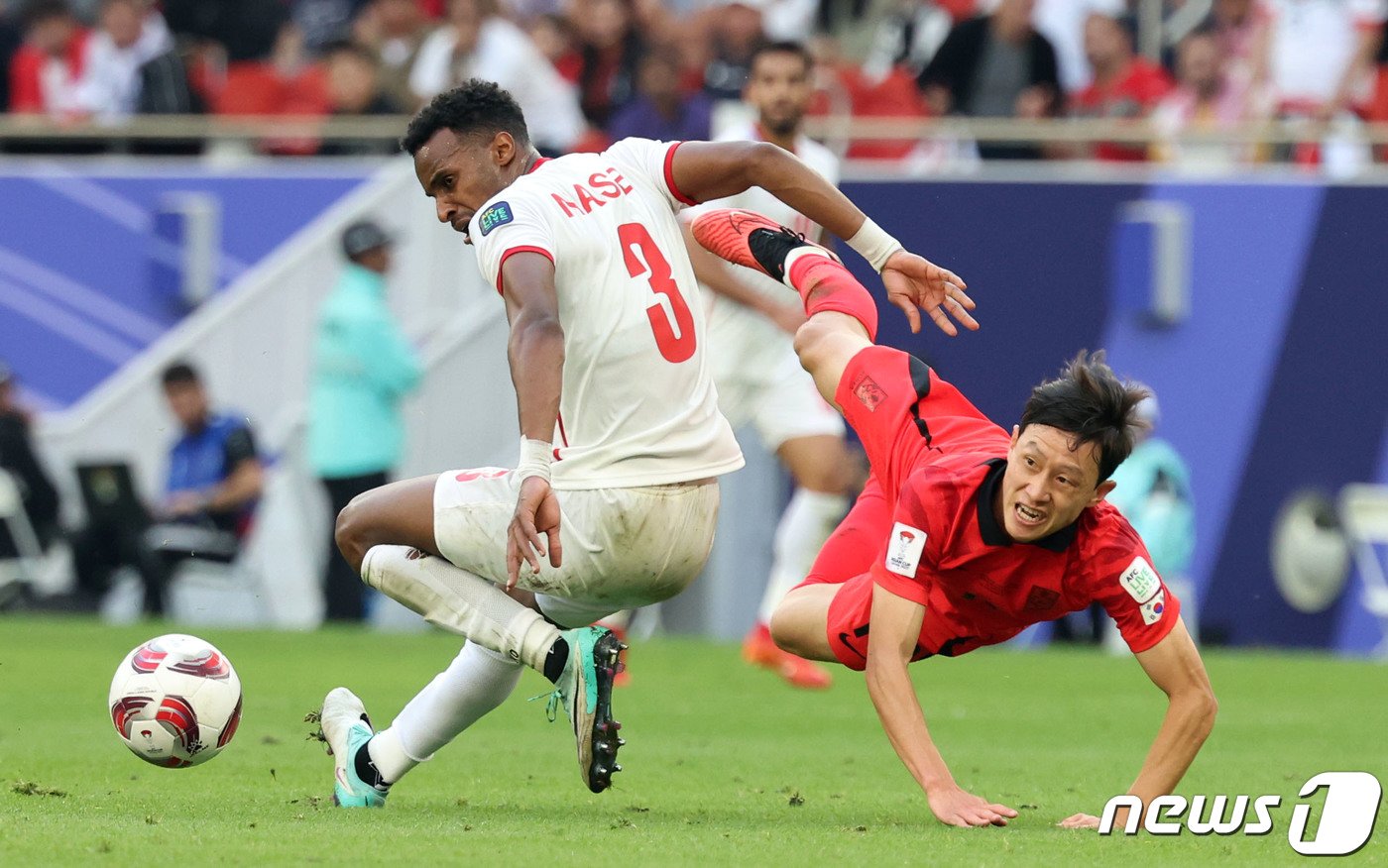 본문 이미지 - 대한민국 축구대표팀 이재성이 20일&#40;현지시간&#41; 카타르 도하 알투마마 스타디움에서 열린 2023 아시아축구연맹&#40;AFC&#41; 카타르 아시안컵 조별리그 E조 조별리그 2차전 요르단과 대한민국의 경기에서 요르단 나시브에게 반칙을 당하고 있다. 2024.1.20/뉴스1 ⓒ News1 김성진 기자