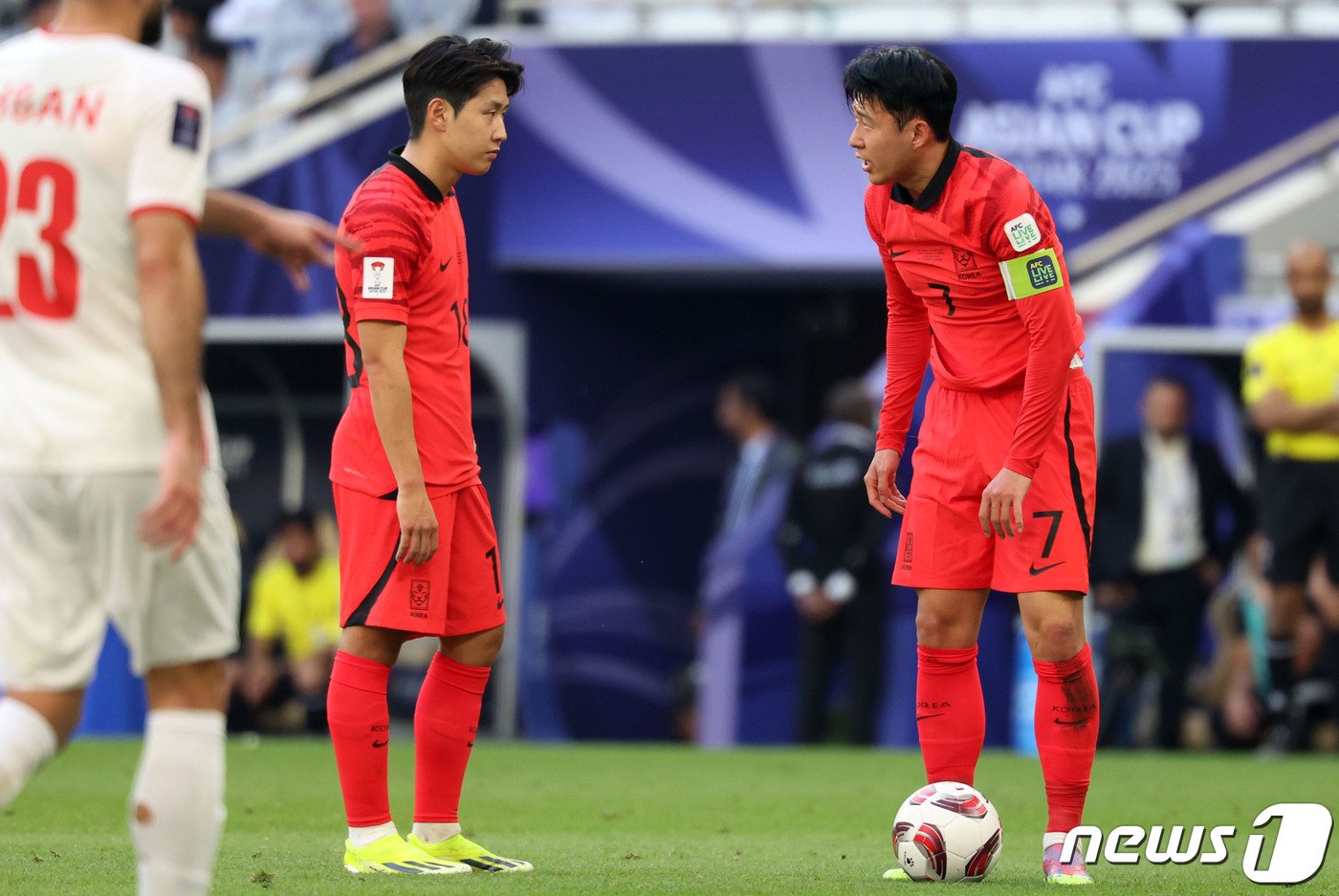 본문 이미지 - 대한민국 축구대표팀 이강인과 손흥민이 20일&#40;현지시간&#41; 카타르 도하 알투마마 스타디움에서 열린 2023 아시아축구연맹&#40;AFC&#41; 카타르 아시안컵 조별리그 E조 조별리그 2차전 요르단과 대한민국의 경기에서 프리킥을 준비하고 있다. 2024.1.20/뉴스1 ⓒ News1 김성진 기자