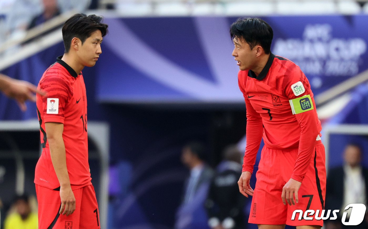 본문 이미지 - 대한민국 축구대표팀 이강인과 손흥민이 20일(현지시간) 카타르 도하 알투마마 스타디움에서 열린 2023 아시아축구연맹(AFC) 카타르 아시안컵 조별리그 E조 조별리그 2차전 요르단과 대한민국의 경기에서 프리킥을 준비하고 있다. 2024.1.20/뉴스1 ⓒ News1 김성진 기자