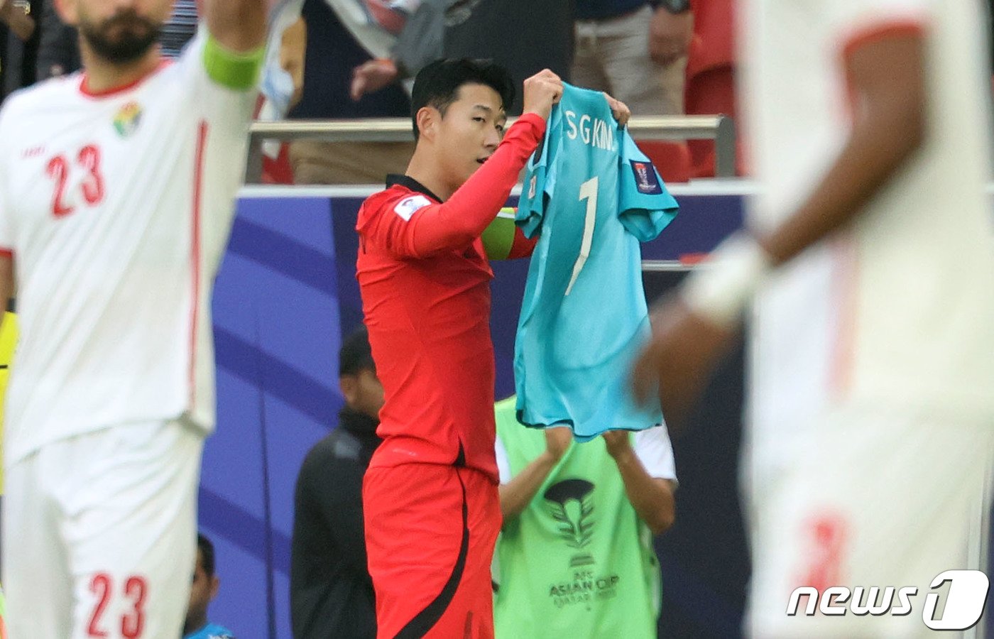 대한민국 축구대표팀 손흥민이 20일&#40;현지시간&#41; 카타르 도하 알투마마 스타디움에서 열린 2023 아시아축구연맹&#40;AFC&#41; 카타르 아시안컵 조별리그 E조 조별리그 2차전 요르단과 대한민국의 경기에서 페널티킥을 넣은 후 부상으로 소집해제 된 김승규의 유니폼을 들고 있다. 2024.1.20/뉴스1 ⓒ News1 김성진 기자