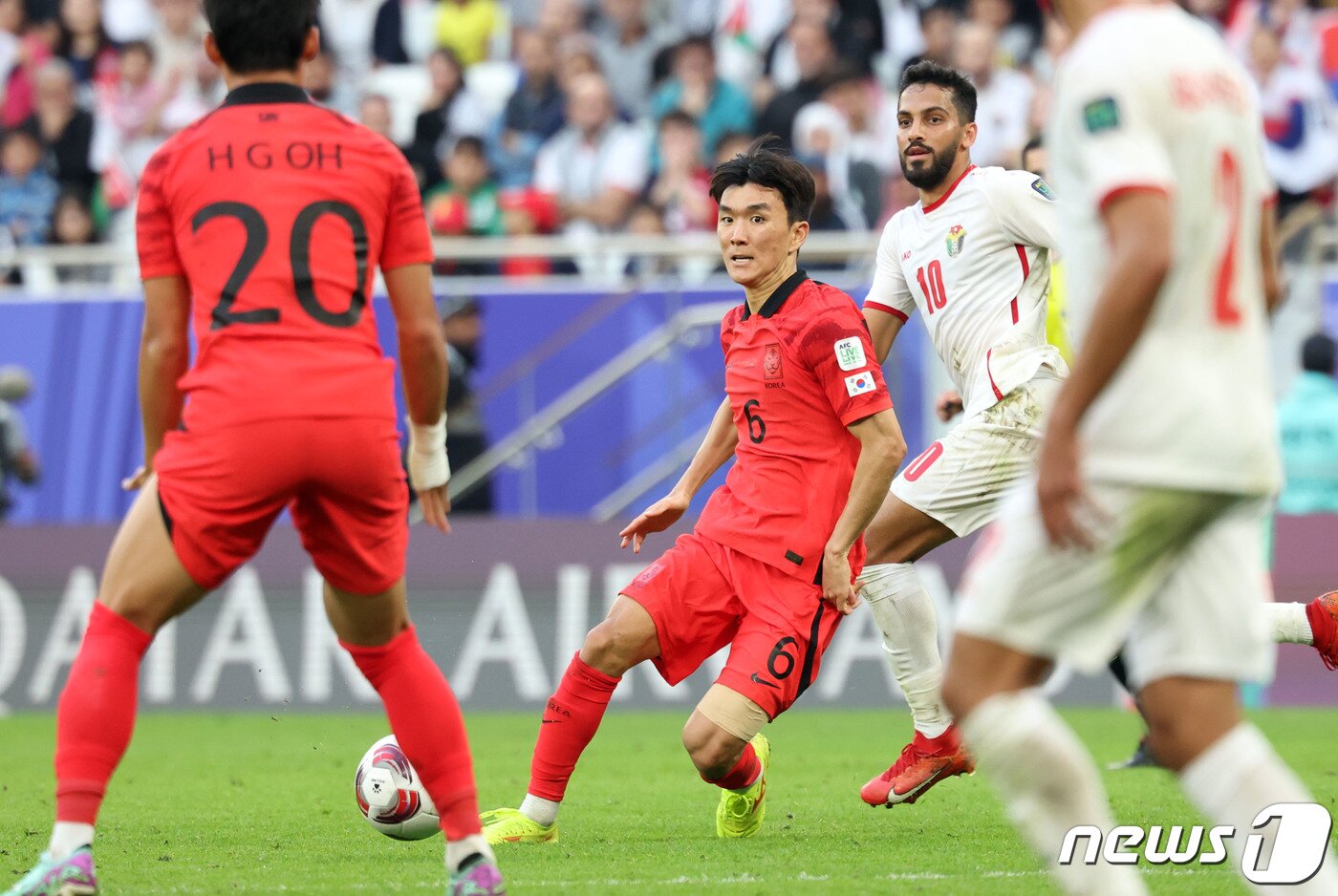 본문 이미지 - 대한민국 축구대표팀 황인범이 20일(현지시간) 카타르 도하 알투마마 스타디움에서 열린 2023 아시아축구연맹(AFC) 카타르 아시안컵 조별리그 E조 조별리그 2차전 요르단과 대한민국의 경기에서 돌파하고 있다. 2024.1.21/뉴스1 ⓒ News1 김성진 기자