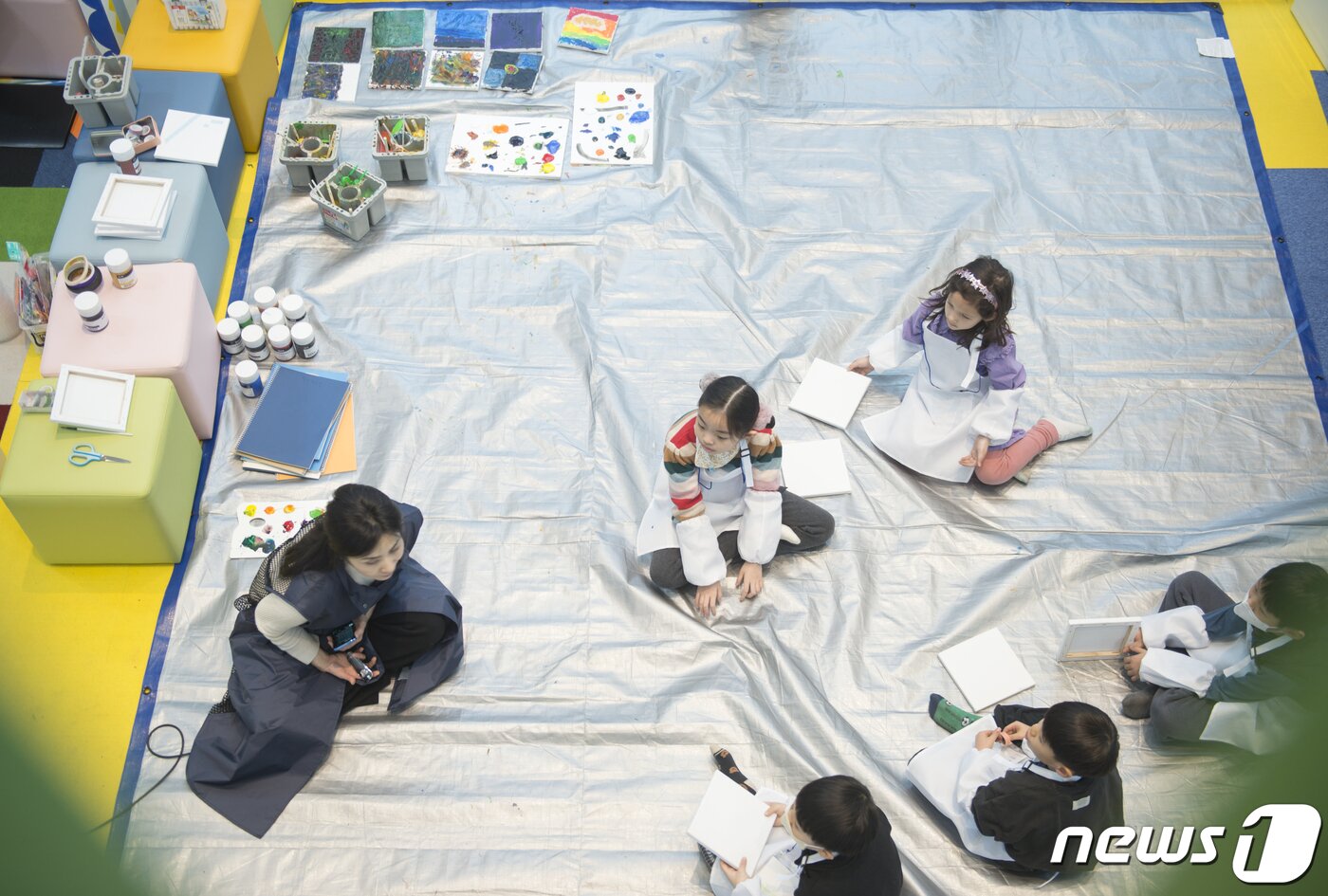 본문 이미지 - 20일 초등학교 저학년생들이 대구 수성아트피아에서 운영하는 '아트놀이터' 수업을 듣고 있다. 2024.1.20/뉴스1 ⓒ News1 이성덕 기자