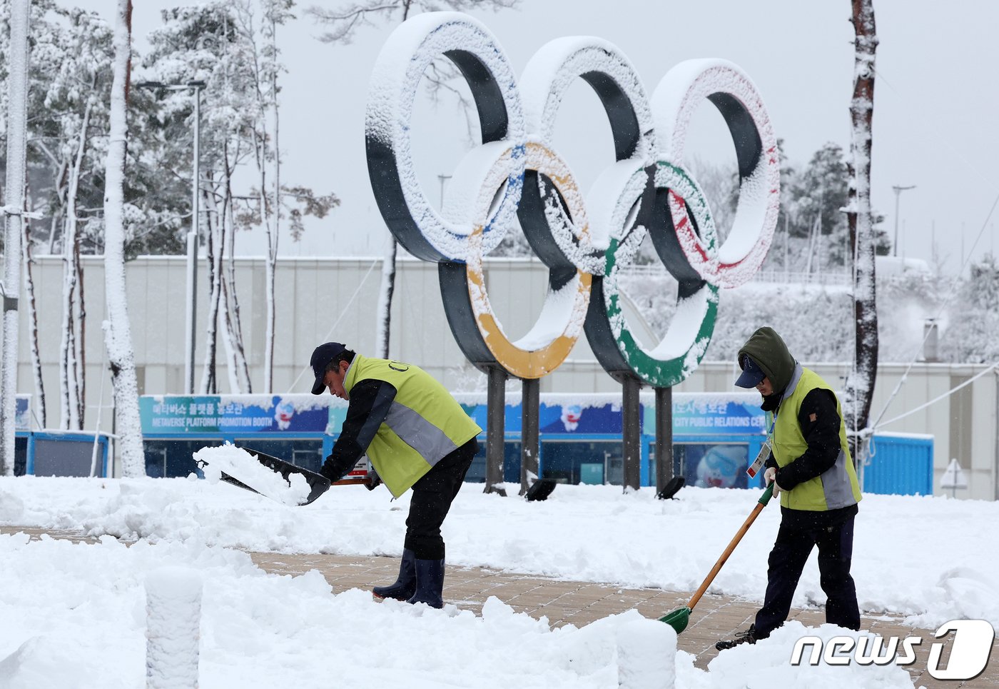 본문 이미지 - 21일 오전 강원 강릉올림픽파크에서 2024 강원동계청소년올림픽 대회 관계자들이 제설작업을 하고 있다. 기상청은 눈 구름대가 약화해 전날 내려진 대설특보는 해제됐으나 눈은 이날 오후까지 이어질 것으로 예보했다. 지난 18일부터 이날 오전 7시까지 쌓인 눈의 양은 강릉 왕산 44㎝, 삽당령 40.5㎝, 삼척 도계 38.8㎝, 미시령 32.2㎝, 양양 영덕 25.8㎝, 조침령 23.6㎝, 태백 22.9㎝ 등이다. 2024.1.21/뉴스1 ⓒ News1 김진환 기자