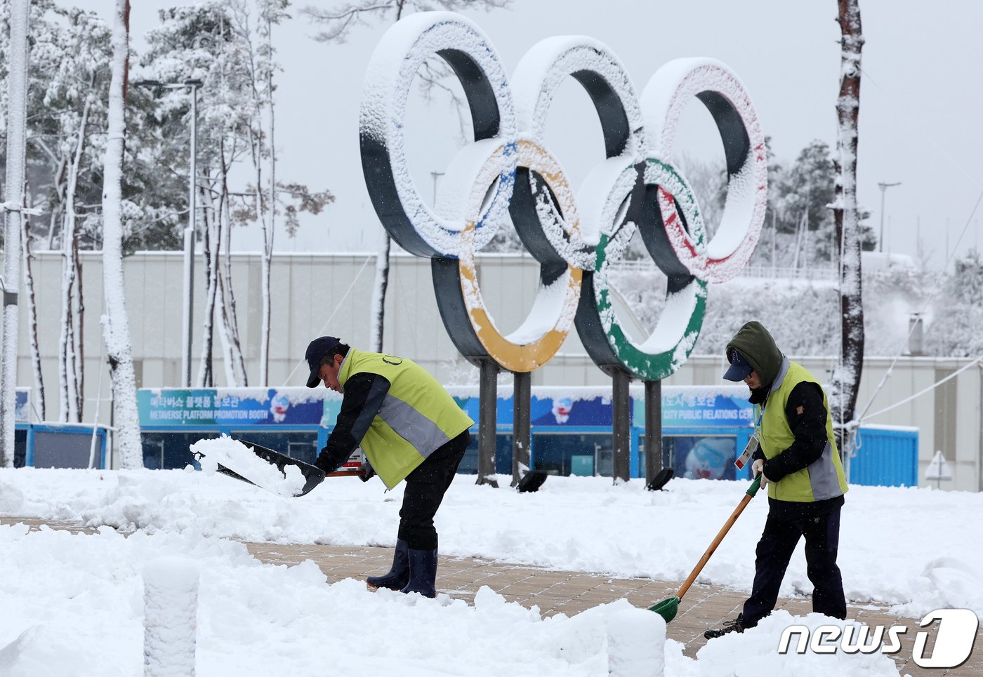 21일 오전 강원 강릉올림픽파크에서 2024 강원동계청소년올림픽 대회 관계자들이 제설작업을 하고 있다. 기상청은 눈 구름대가 약화해 전날 내려진 대설특보는 해제됐으나 눈은 이날 오후까지 이어질 것으로 예보했다. 지난 18일부터 이날 오전 7시까지 쌓인 눈의 양은 강릉 왕산 44㎝, 삽당령 40.5㎝, 삼척 도계 38.8㎝, 미시령 32.2㎝, 양양 영덕 25.8㎝, 조침령 23.6㎝, 태백 22.9㎝ 등이다. 2024.1.21/뉴스1 ⓒ News1 김진환 기자